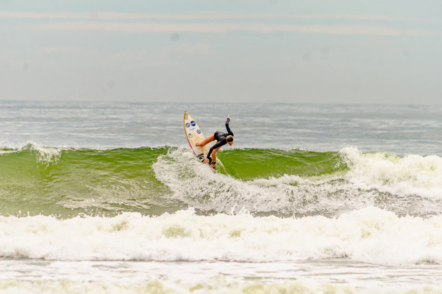 Ana Aguiar em ação no surf, fazendo curva sobre a crista da onda