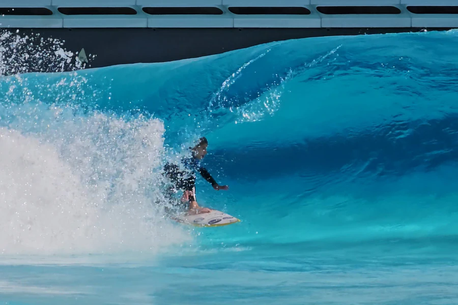 Ana Aguiar surfando em piscina de ondas artificiais, entrando no tubo