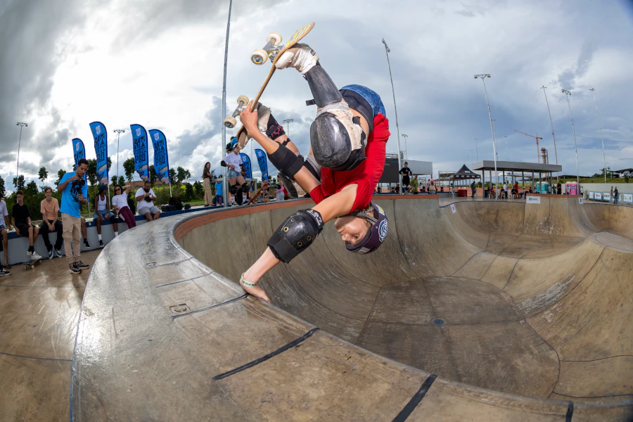Ana Aguiar executando manobra de skate vertical em pista bowl